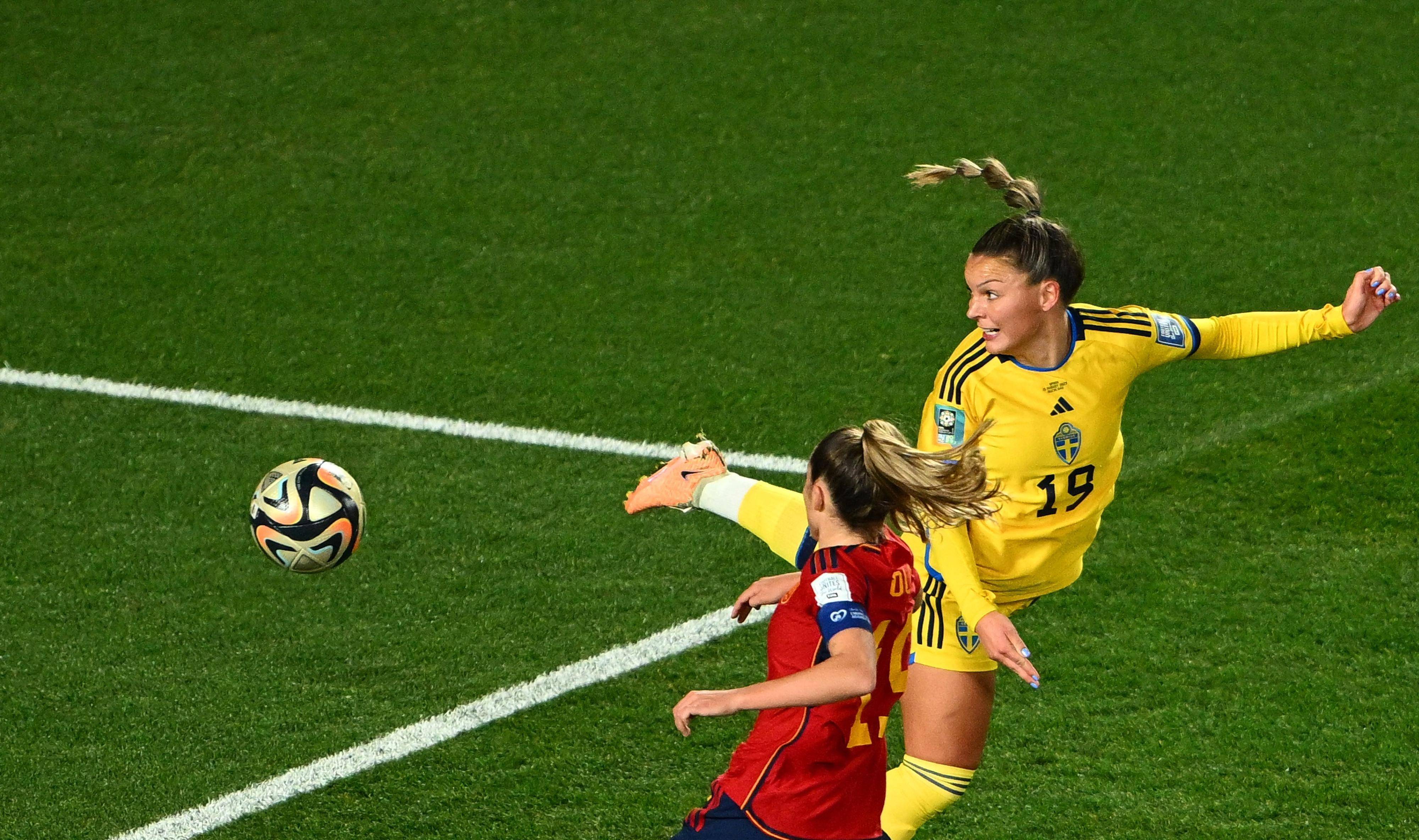 世界级足球比赛女性选手精彩瞬间回顾