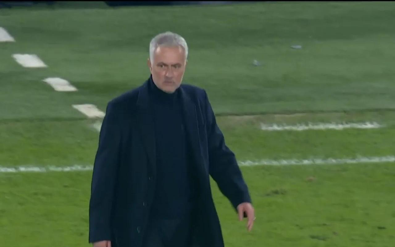 关于里昂后防稳固，抵挡对手猛攻的信息