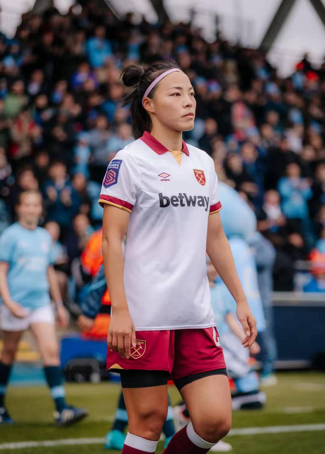 顶级女足选手在比赛中展现出色表现