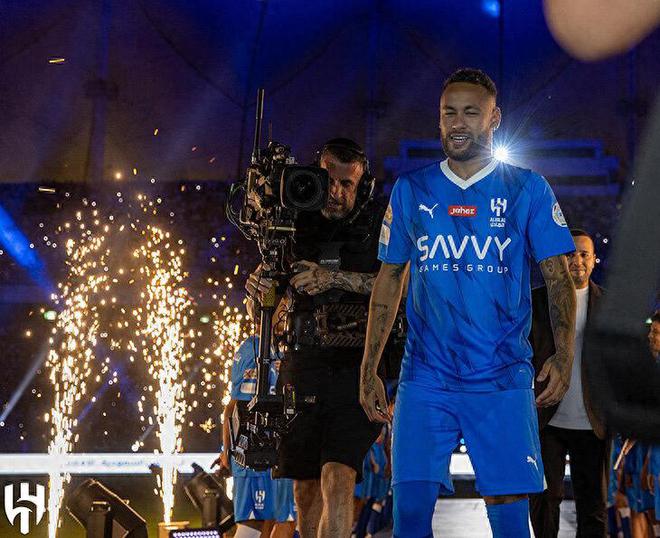 内马尔今日表现抢眼，本泽马整场无解，教练赛后亲自拥抱的简单介绍