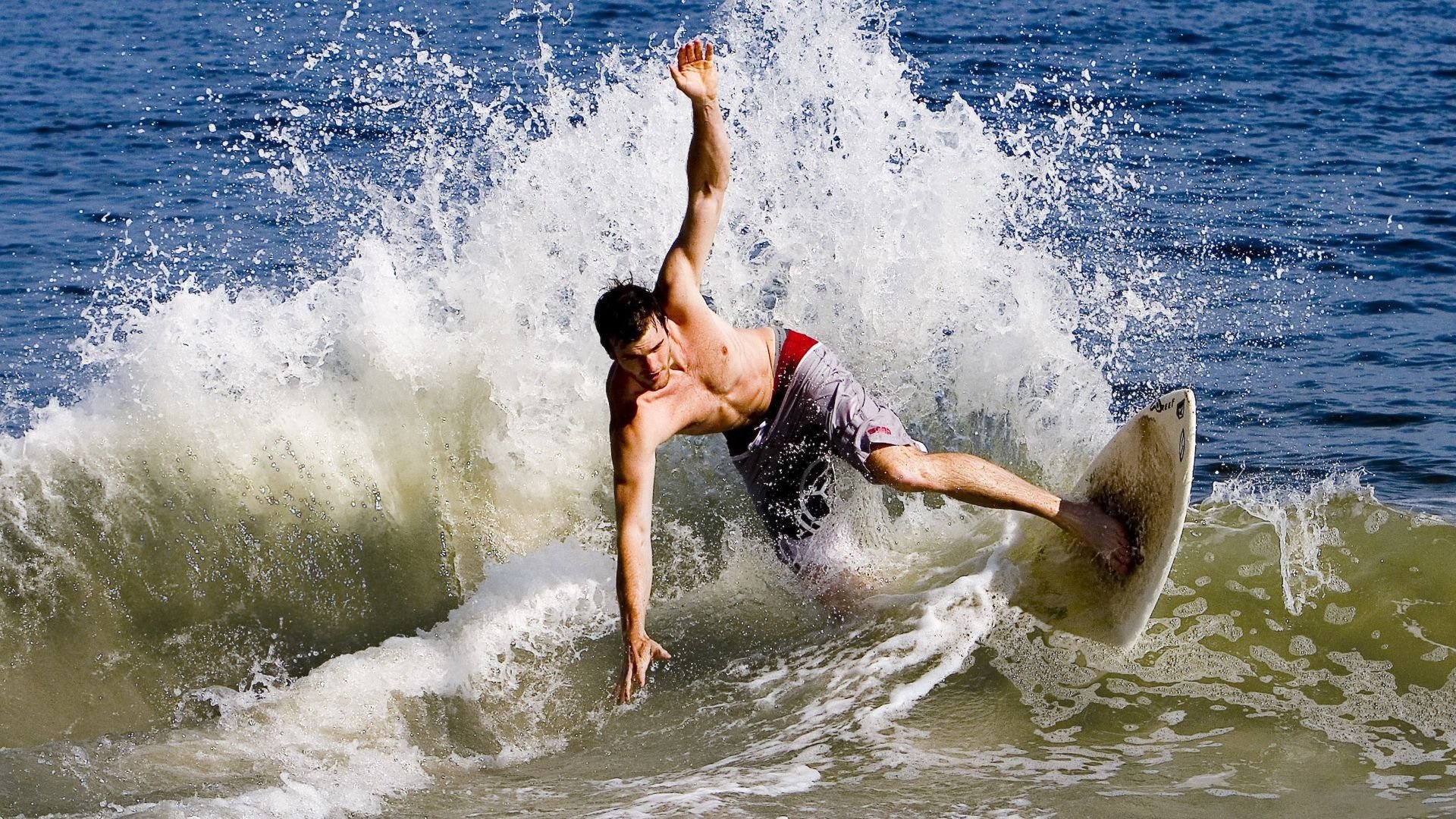 周琦赛后谦逊发言登热搜，新疆男篮险胜阿森纳引发热议